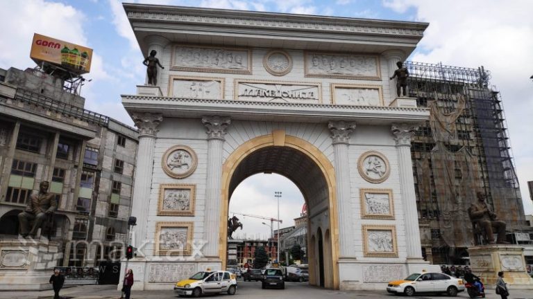 Земјоделците ја блокираа Триумфалната капија во Париз, уапсени се 66 лица