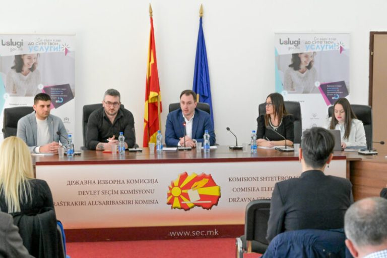 Андоновски на средба со секретарите на сите општини во Македонија: Граѓаните да имаат брз пристап до потребните услуги