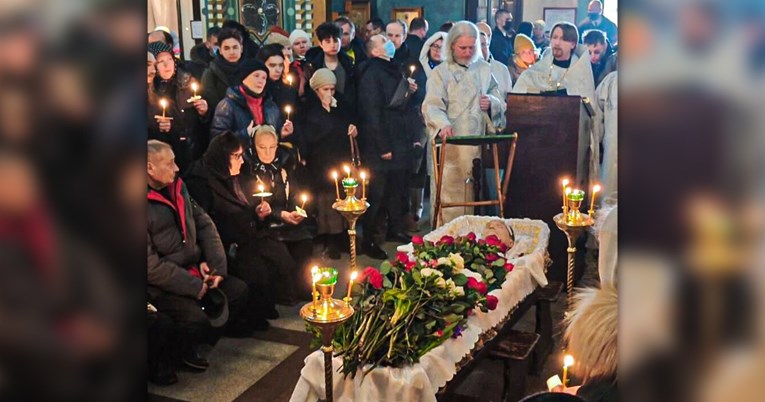 Трае погребот на Навални, снајперисти на покривите, толпата скандира: „Путин е убиец“