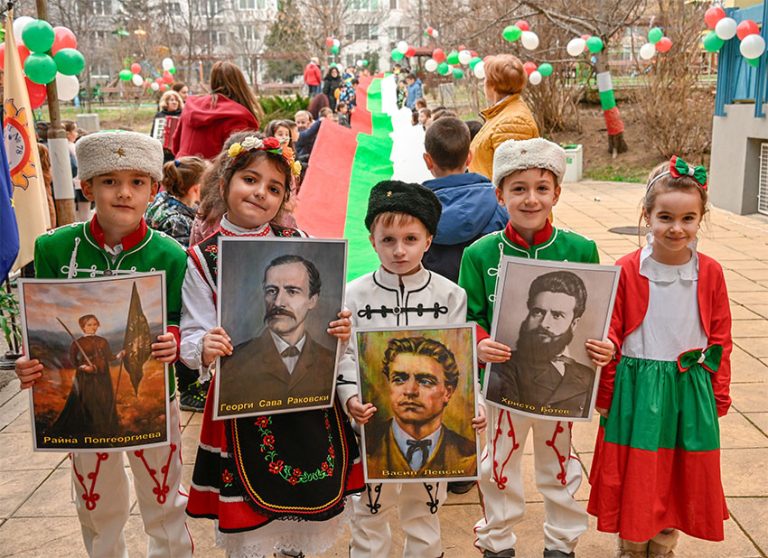 Бугарско државно знаме долго 30 метри направија децата од 78-ма детска градинка во Софија