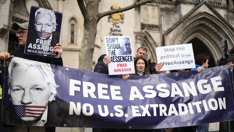Британија ја одложи екстрадицијата на Асанж, бараат од Америка гаранции дека нема да се соочи со смртна казна