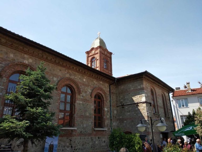 Потпретседателката на Бугарија Илијана Јотова открива барелјеф на отец Александар Чакарак во Одрин