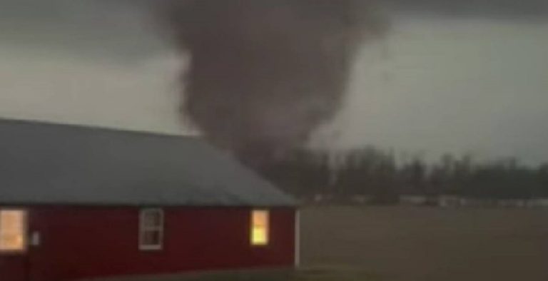 Повеќе торнада во САД, тројца загинати: „Има повредени, не знаеме каде се“