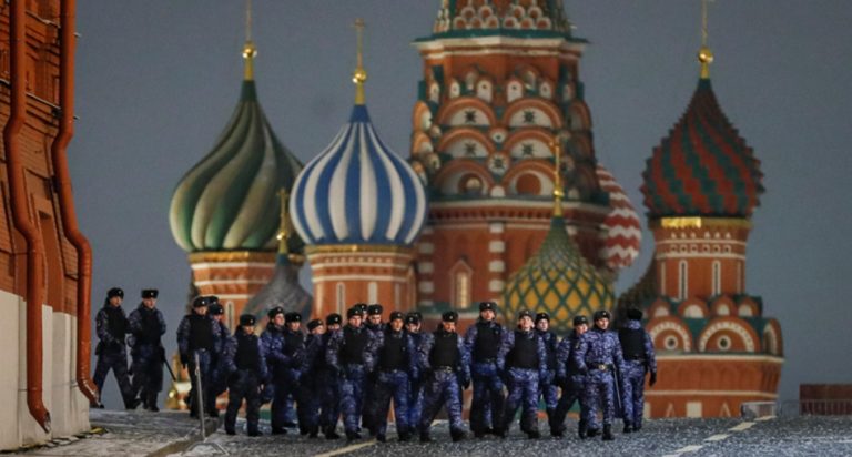 Амбасадата на САД во Москва: Избегнувајте големи собири во следните 48 часа