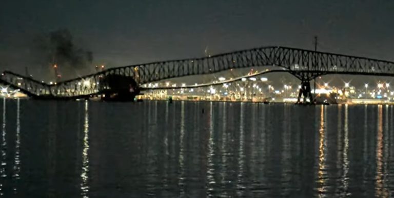 Се отстранува срушениот мост во  Балтимор, пристигна кран кој може да подигне 1.000 тони