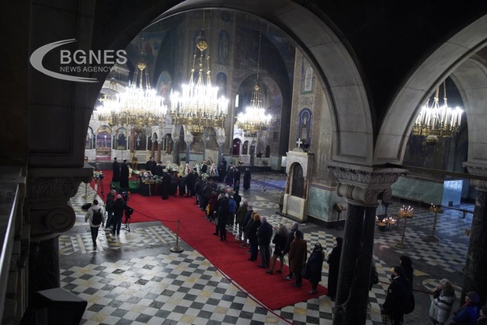 Илјадници мирјани се поклонија пред патријархот Неофит