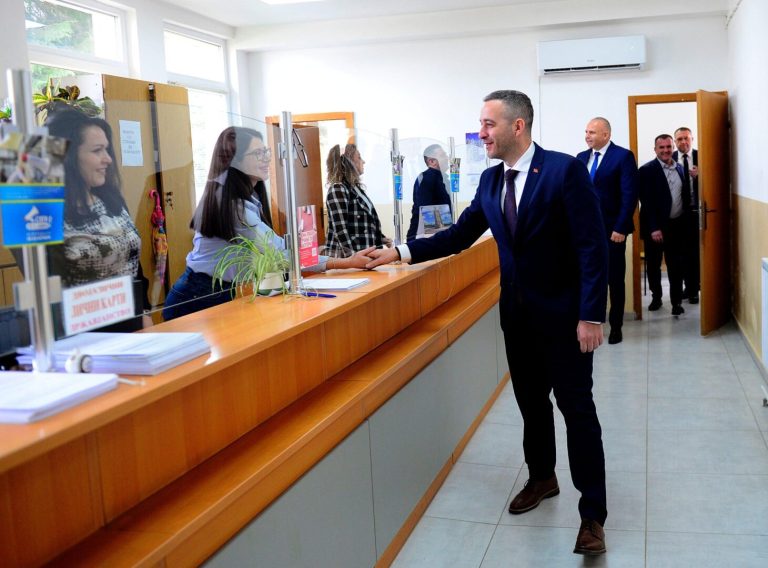 Бојмацалиев: Денес пристигнуваат 400.000 обрасци за лични карти, над 50.000 документи чекаат одобрување