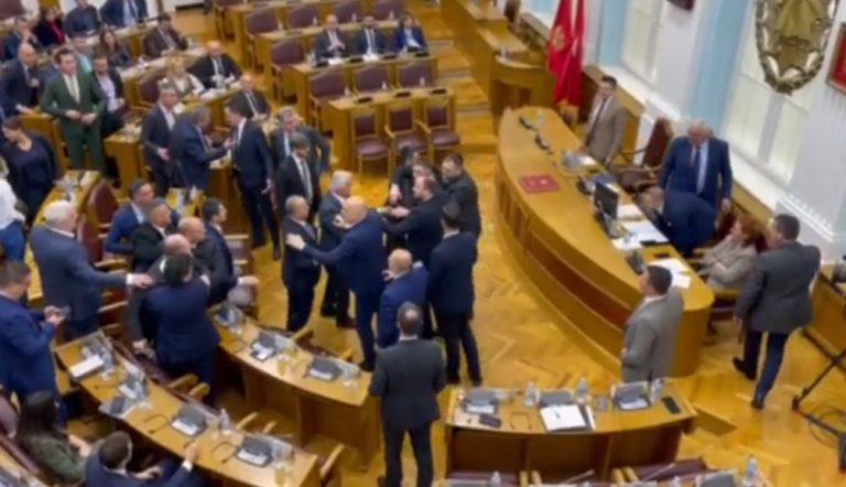 Тензично во парламентот во Црна Гора – турканици, довикувања, обиди за напад