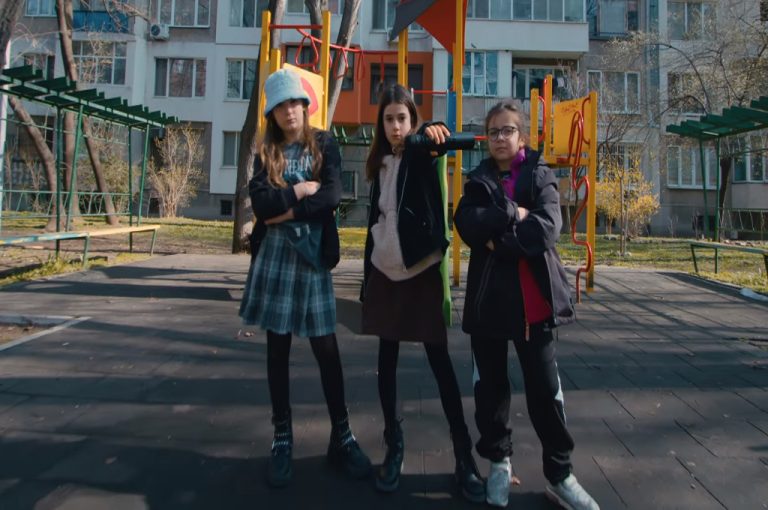 (Видео) Три малечки девојчиња од Бугарија со многу моќен генгста рап