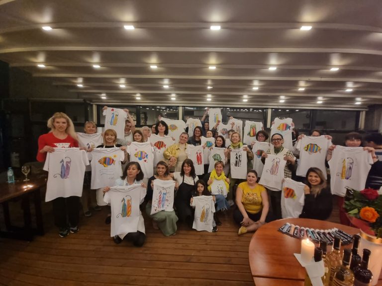 Уметничката терапија беше понудена од уметницата Цветелина Русалиева и дизајнерката Христијана Димитрова во Бугарскиот културно-информативен центар во Скопје