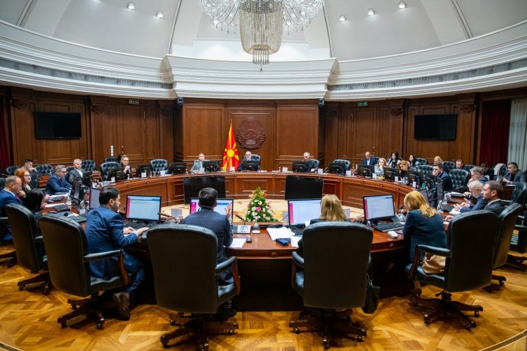 Владата поништи одлуки донесени од министерот за труд и социјална политика