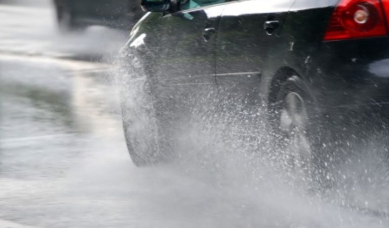 Сообраќајот низ државата се одвива непречено, по наместа влажни коловози