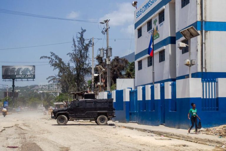 Стотици затвореници избегаа од затвор на Хаитите