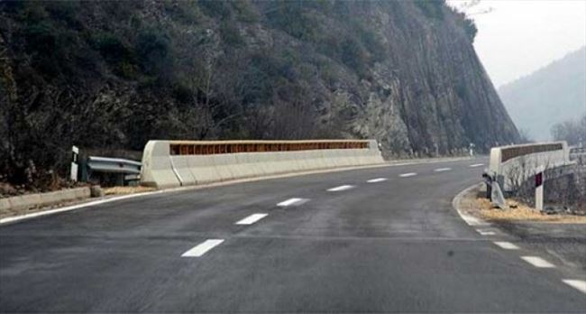 Сообраќајот на  патот Прилеп-Македонски Брод,  се одвива наизменично по една коловозна лента