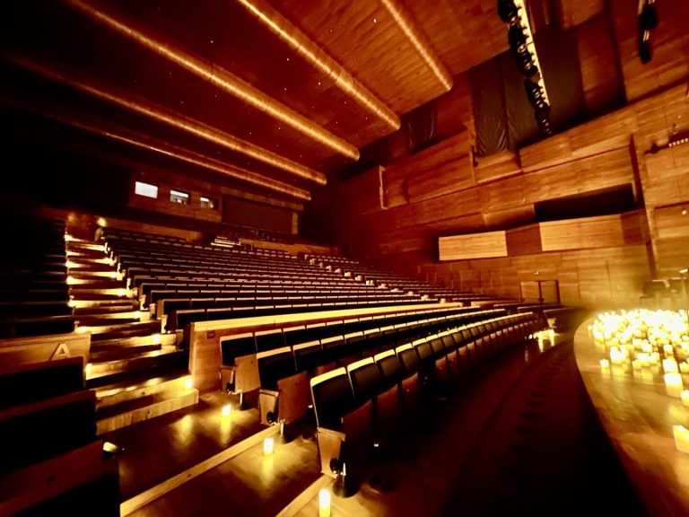 Илјадници свеќи на сцената на Филхармонија овој петок за премиерното издание на „Candlelight“ – концертот под свеќи!