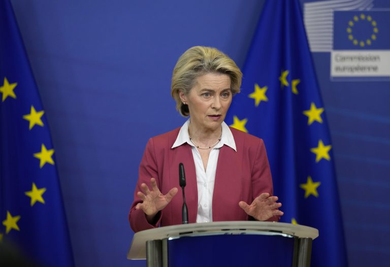 Претседателката на ЕК во центарот на скандалот со вакцините: европските обвинители ја истражуваат Урсула фон дер Лајен