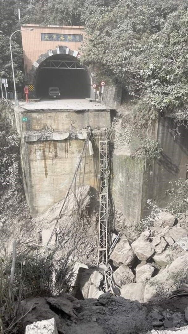 Зградите се уриваа, пат што води до тунел исчезна, спасувачките операции во Тајван продолжуваат