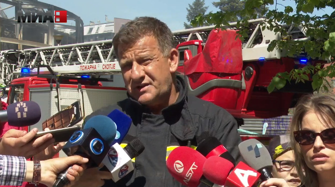 Настана колапс на кровната конструкција, оштетени се ролетните на околните објкети поради високата температура, рече командирот на скопската пожарна
