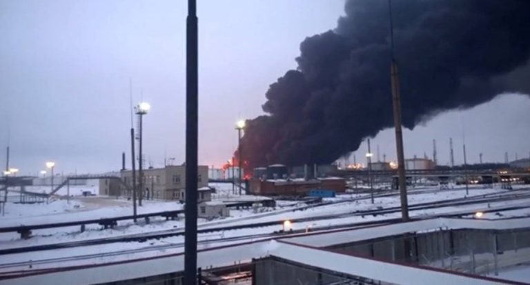 Украина со дронови нападна руска рафинерија: „Има штета, престана да работи“
