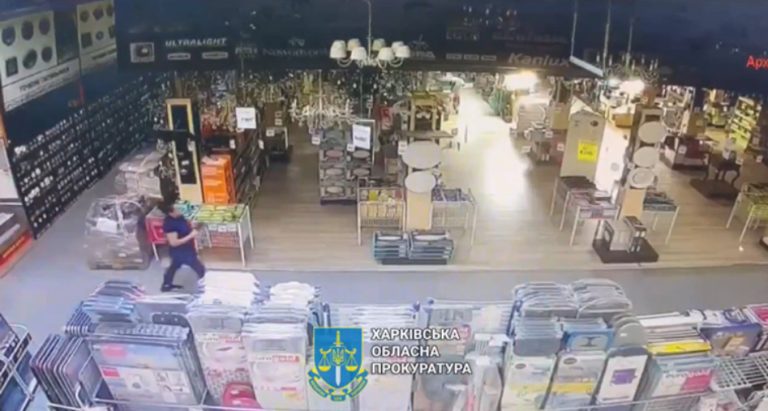 Надзорните камери на трговскиот центар во Харков го снимија моментот на нападот, 16 мртви