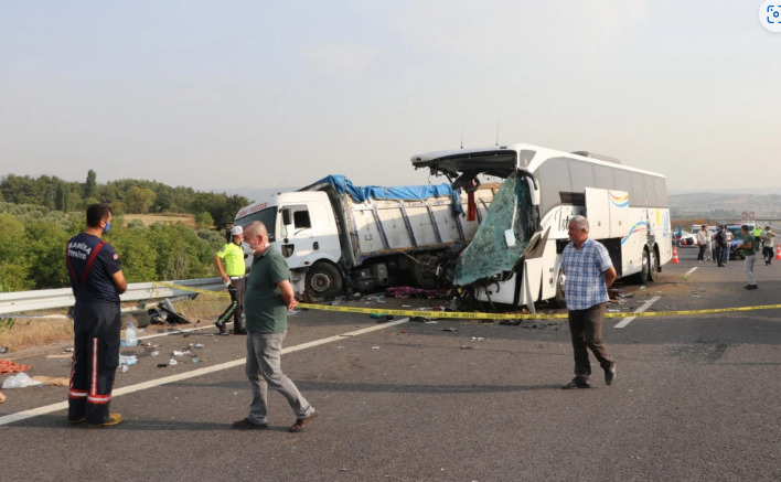 Несреќа во Турција: автобус удри во колона возила, има загинати и десетици повредени