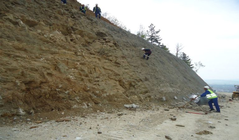 Зголемен водостој на реките и езерата, внимателност при возење на пат во клисурите заради можни одрони, апелира ЦУК