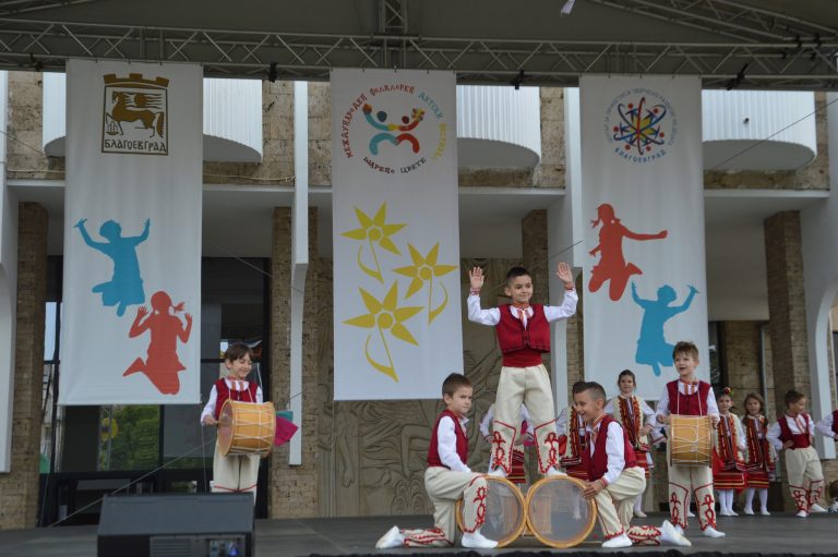 Деца и ученици од цела Бугарија и РС Македонија ќе пеат, играат и музицираат во рамките на фестивалот „Шарено цвеќе“ во Благоевград