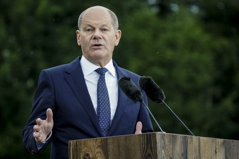 Шолц ја откажа изборната кампања и ги посети поплавените региони во Германија