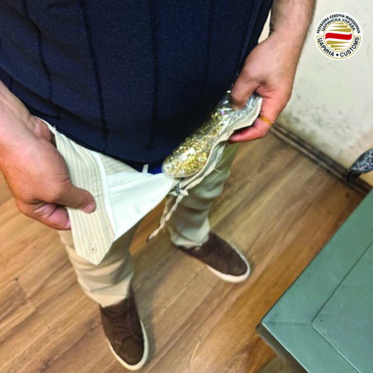 Патник под панталоните сокрил еден килограм златeн накит, фатен е на Богородица