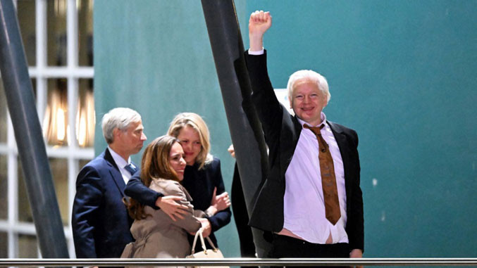 Асанж пристигна во Австралија: емотивна средба со сопругата и неговиот татко