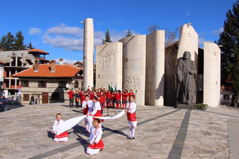 Жителите на градот Банско во Бугарија се поклонија пред духовниот подвиг на отец Паисиј Хилендарски