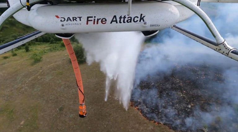 Хеликоптер на МВР исфрли над 20 тони вода врз пожар во кичевско