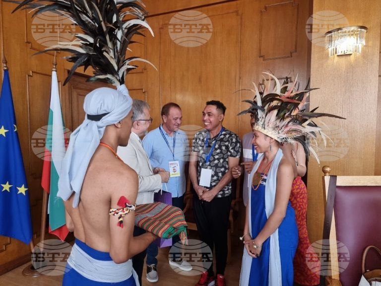 Учесниците на 26. Меѓународен фолклорен фестивал разменија пораки и подароци со домаќините од Велико Трново