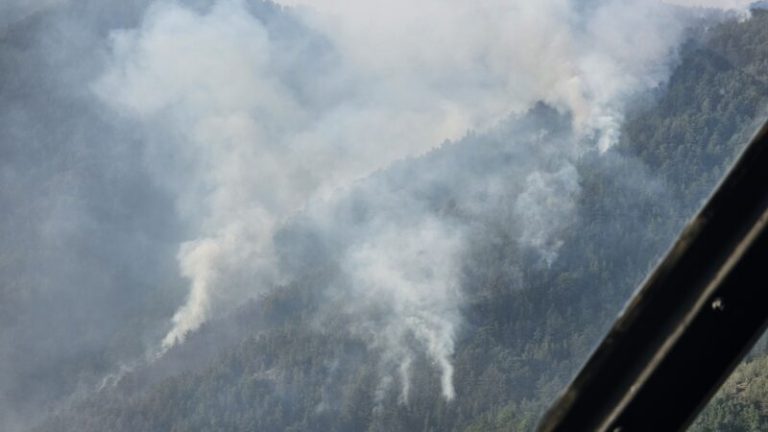 (Видео) Полициските хеликоптери исфрлија над 148 тони вода врз пожарите кај Старо Нагоричане и Брезница