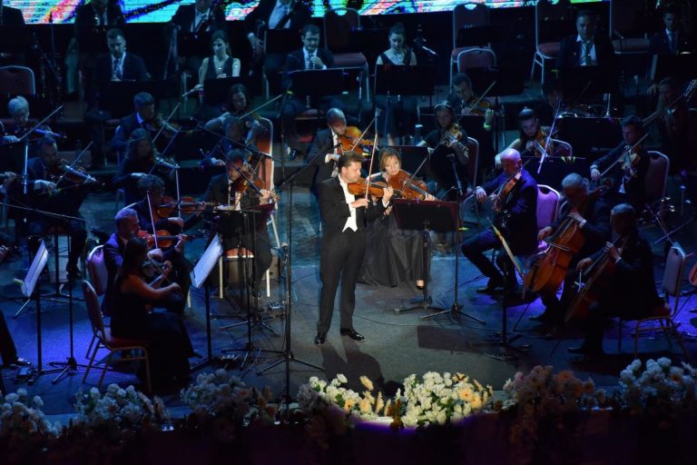 Со спектакуларен настап на светски познатиот виолинист, Џулијан Рахлин, и Македонската филхармонија отворен е фестивалот „Охридско лето“