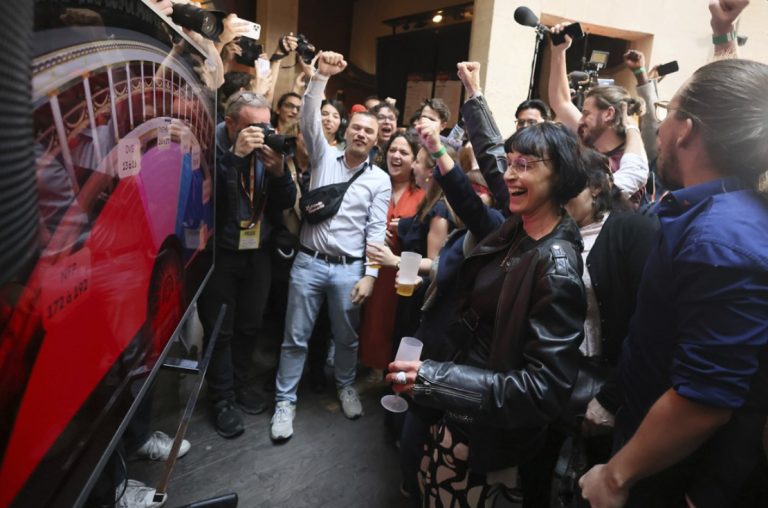 (Фотогалерија) Франција реагира на првите резултати: некој слави, некој го остави шампањот пред да го отвори