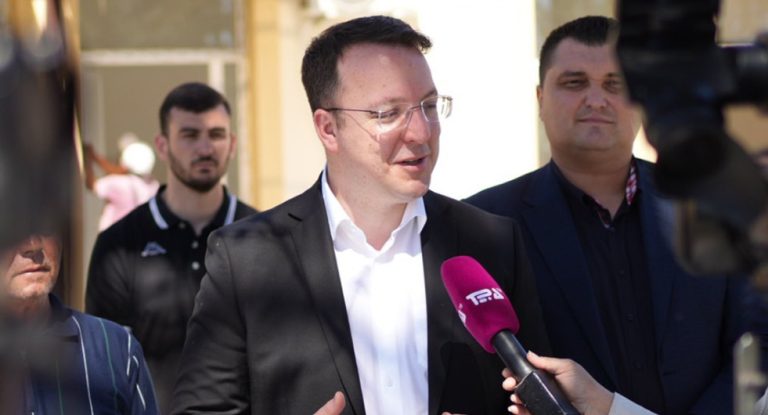 Николоски: Исплатени платите за околу 4. 400 вработени во Железници и Пошти