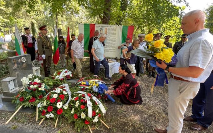 Амбасадорката на Украина се поклони пред гробот на ген. Колев, бугарски патриоти ја одбележаа 107-та годишнина од неговата смрт