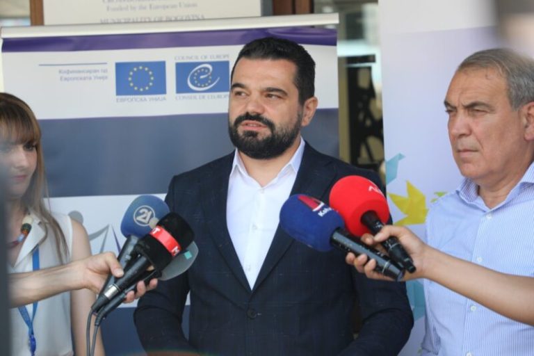 Лога за молитвата во Собрание:  Нашите сограѓани Македонци и православни не оставија ниту еден објект од “Скопје 2014” без бисти на верски светци