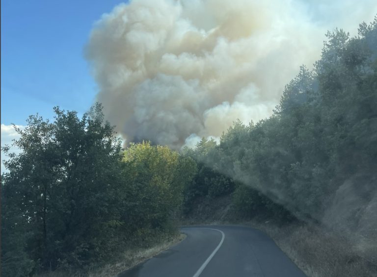 Во прекин сообраќајот на патот Велес-село Извор, кај местото викано „Пашин мост“
