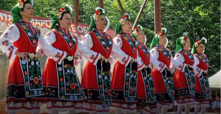 Вљубениците во бугарскиот фолклор се собираат на Фестивалот на автентичната носија во село Рибарица