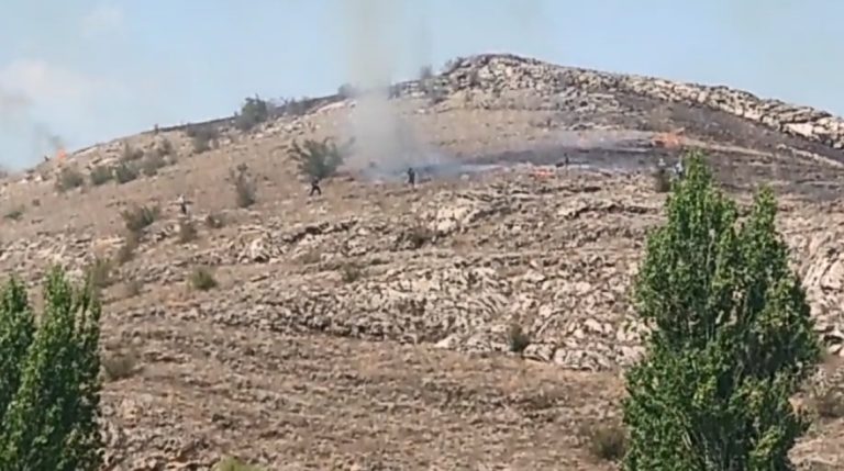 Мештаните со гранки и лопати го гаснеа пожарот кај Шивец во Кавадаречко, селото е спасено