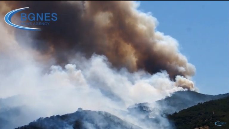 (Видео) Огнена стихија од Струмјани до границата со Македонија, пожарот се гаси од воздух, се подготвува евакуација