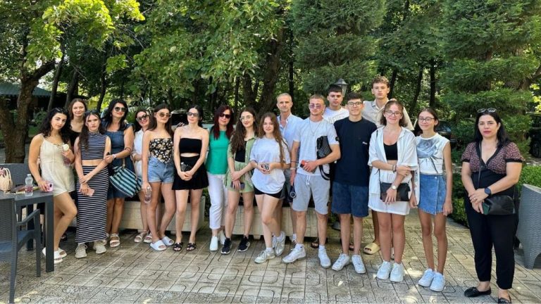 Со убави чувства и прекрасни спомени заврши летната школа на бугарски јазик во Тирана