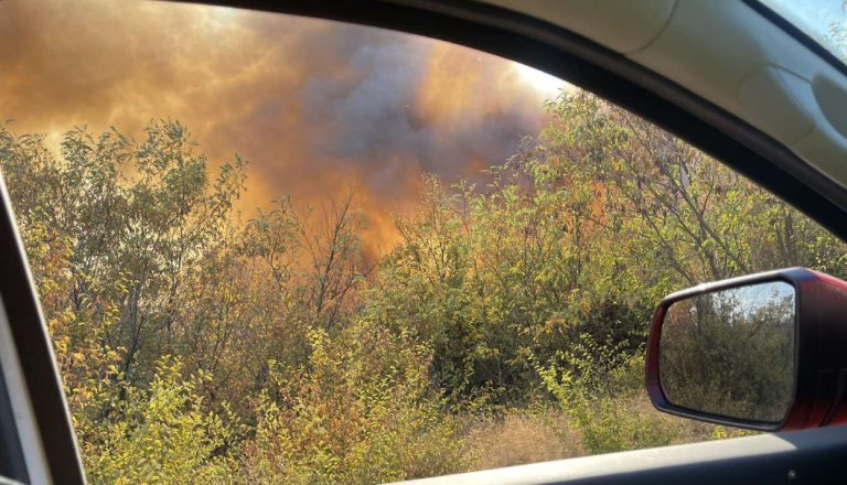 Поради пожарите затворени се патишта