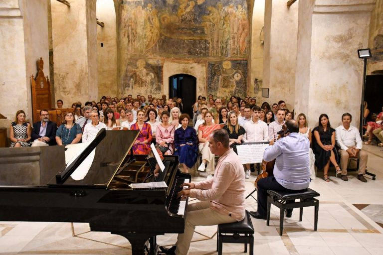 Грчките уметници Гримпас и Лазаридис приредија прекрасен концерт за публиката на „Охридско лето“