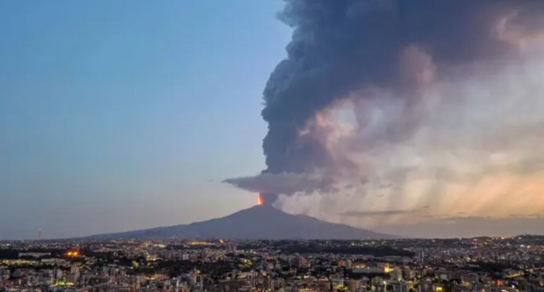 Драма на Сицилија: еруптира најголемиот активен вулкан во Европа, експлозивниот облак достигна рекордна висина