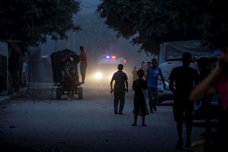 Најмалку 40 Палестинци загинаа во израелските воздушни напади во Појасот Газа