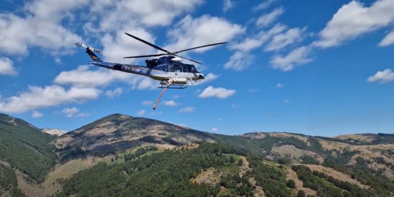 (Видео) Хеликоптерот на МВР исфрли над 20 тони вода врз пожарот кај село Папрадиште