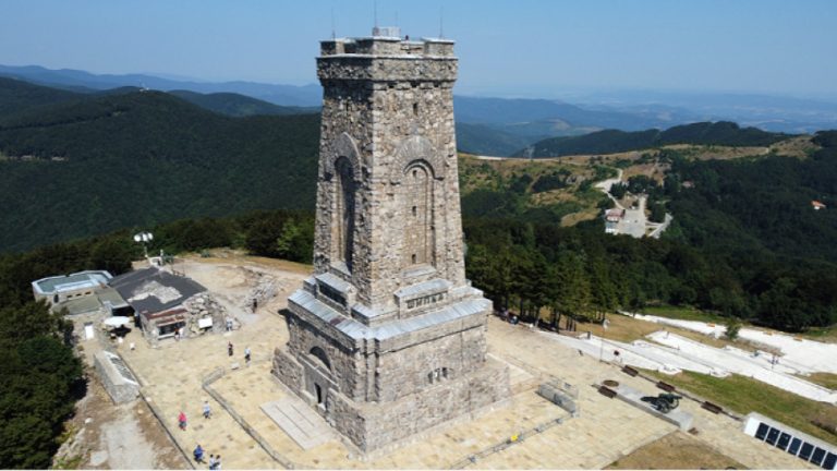 Учениците се искачуваат по скалите до Споменикот на слободата на Шипка